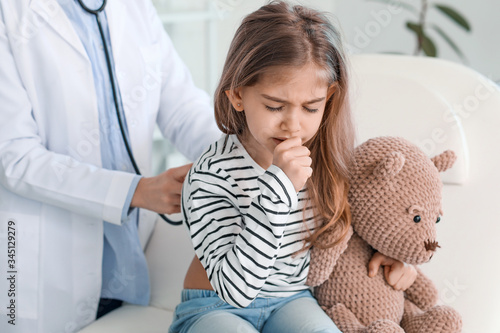 Tableau sur toile Sick little girl visiting doctor in clinic