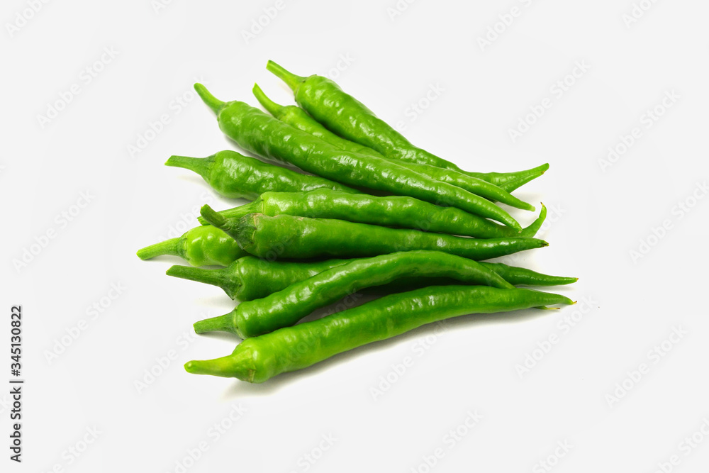白背景の青唐辛子 コピースペースあり Green chili peppers (chile verde) on white background with copy space 白背景の青唐辛子 コピースペースあり Green chili peppers (chile verde) on white background with copy space