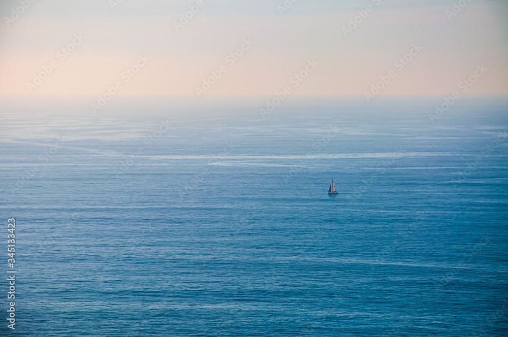 Vista da imensidão do mar com veleiro, no Cabo da Roca, Sintra, Portugal