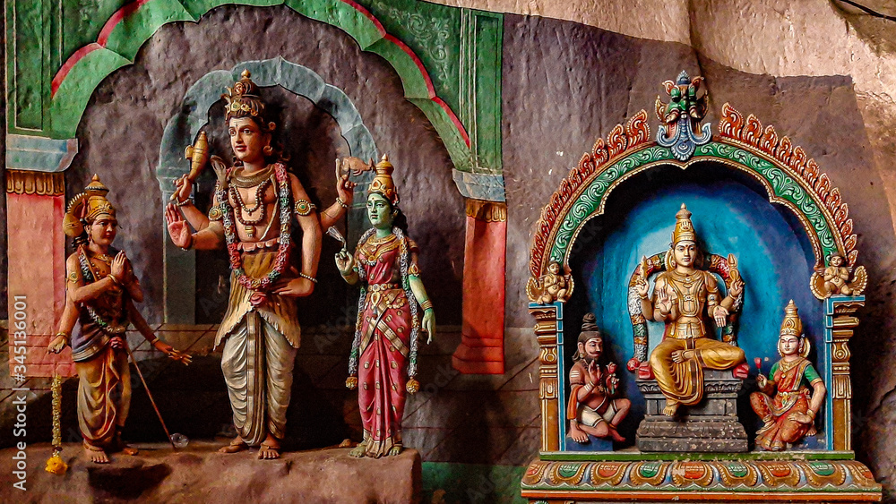 Tres dioses hindúes esculpidos en piedra en el festival Tapuisam en las cuevas de Batu (Gombak, Kuala Lumpur, Malasia) / Gua Batu