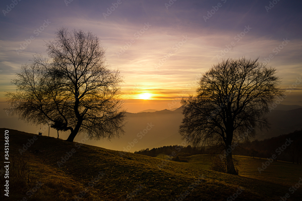 tramonto montagna autunno stagioni relax sole amore
serenità sorge alba buio chiaro prato rosa giallo 