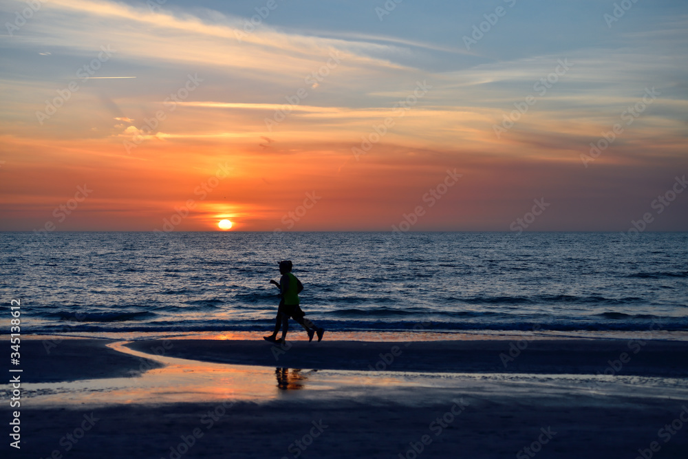 Läufer im Abendrot an der Golfküste in Florida