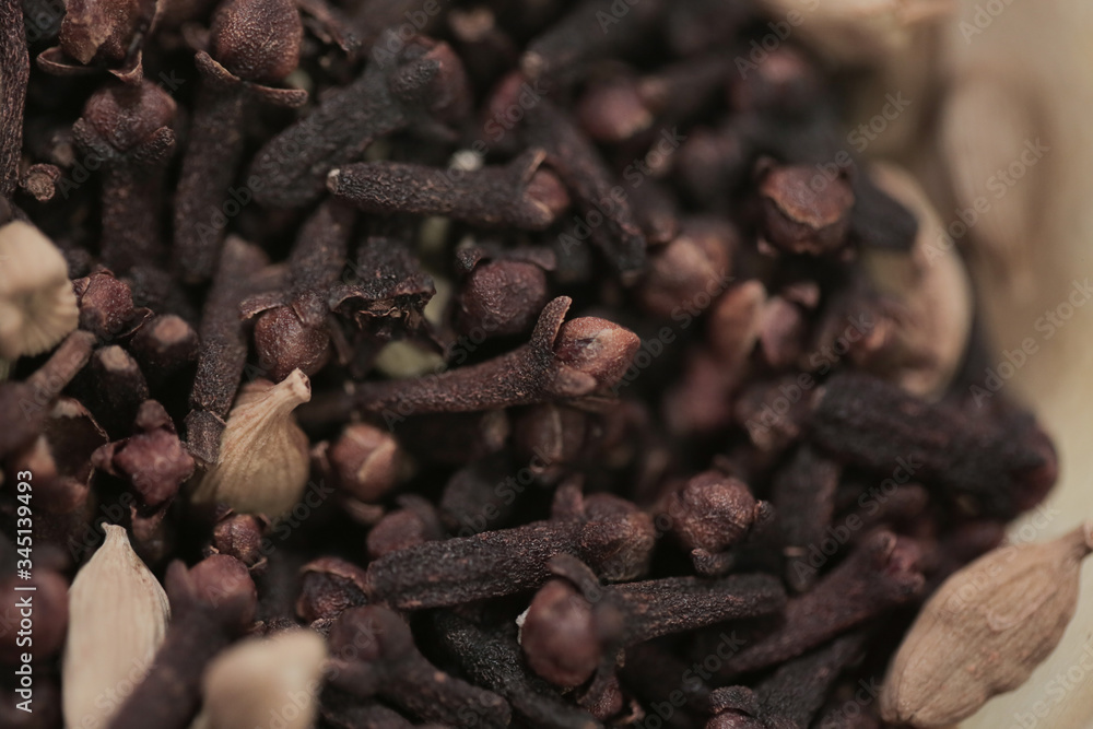 Obraz premium Spice Clove and Cardamom in Bowl