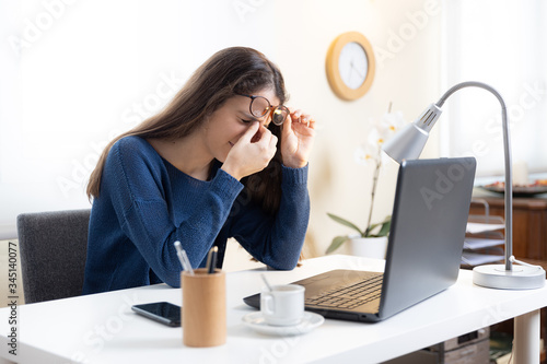 Obraz na plátně Teen girl with eyesight problems with migraine