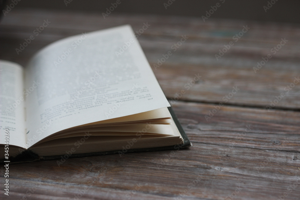 Obraz premium open book on a wooden table