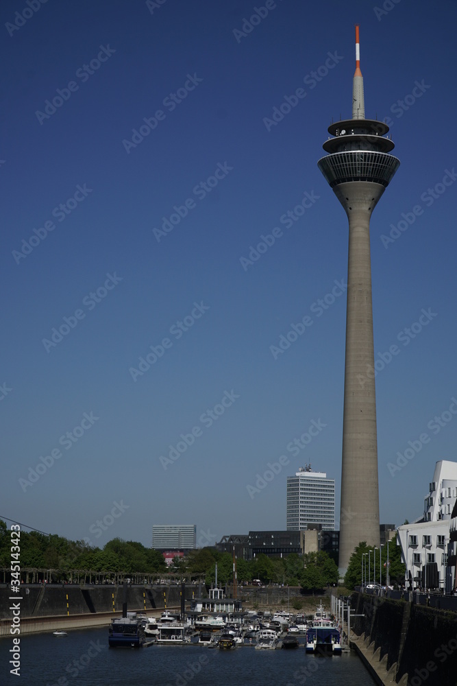 Blickwinkel im Düsseldorfer Hafen, Fernsehturm