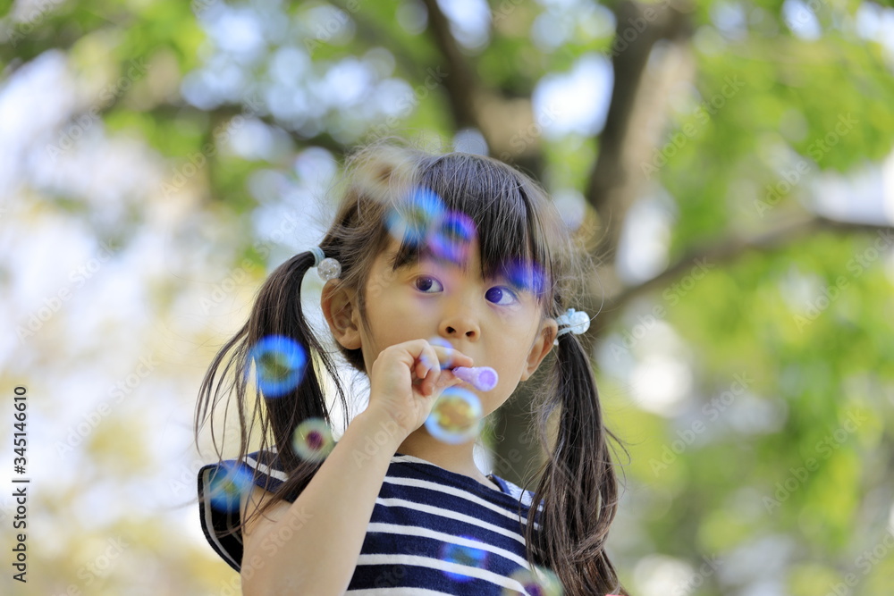 緑の中でシャボン玉で遊ぶ幼児(5歳児) 緑の中でシャボン玉で遊ぶ幼児(5歳児)