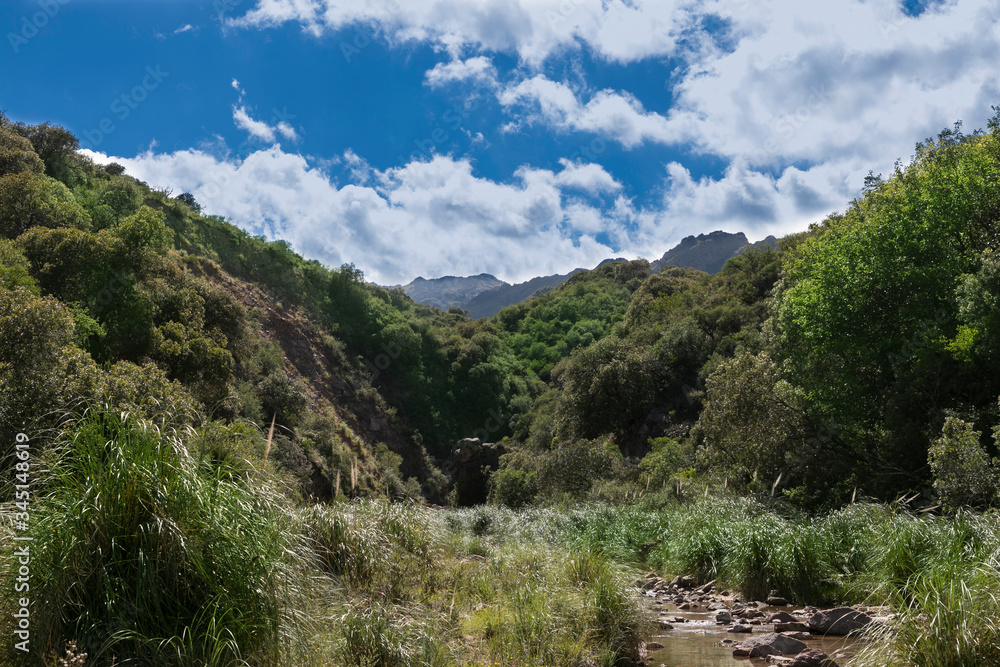 Paisaje de San Luis, Argentina. Montañas cielo y arroyos.