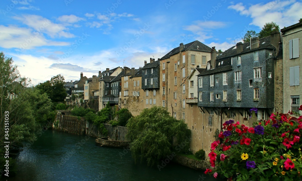 El río Aspe a su paso por la ciudad de Oloron-Sainte-Marie desde el pasaje de Carmen Bazan, Francia.