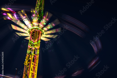 Manège d'un parc d'attraction à pleine vitesse 