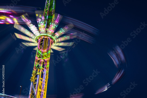 Manège d'un parc d'attraction à pleine vitesse 