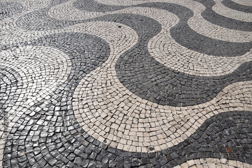 Traditionelles portugiesisches Kopfsteinpflaster in Lissabon