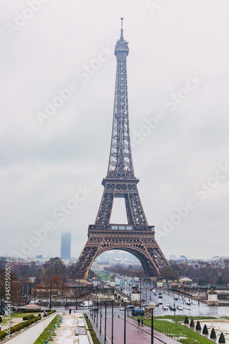 Torre Eiffel Nublado Paris Francia