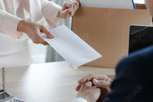 Foto Office worker sending resignation letter to manager.