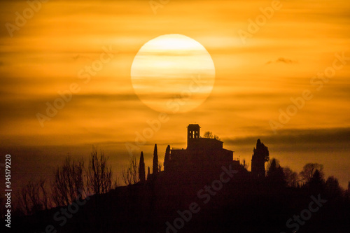 TRAMONTO  DI SOLE SULLA CHIESA DI MONTEVECCHIA