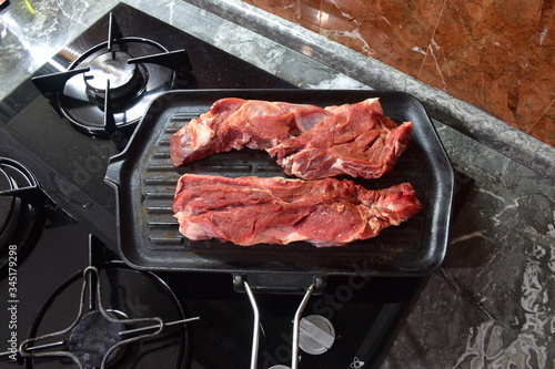 bistecca di manzo cruda da cucinare ai ferri