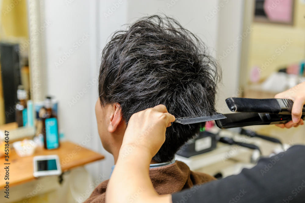 ヘアアイロン 美容室 理容室 床屋 Photos | Adobe Stock