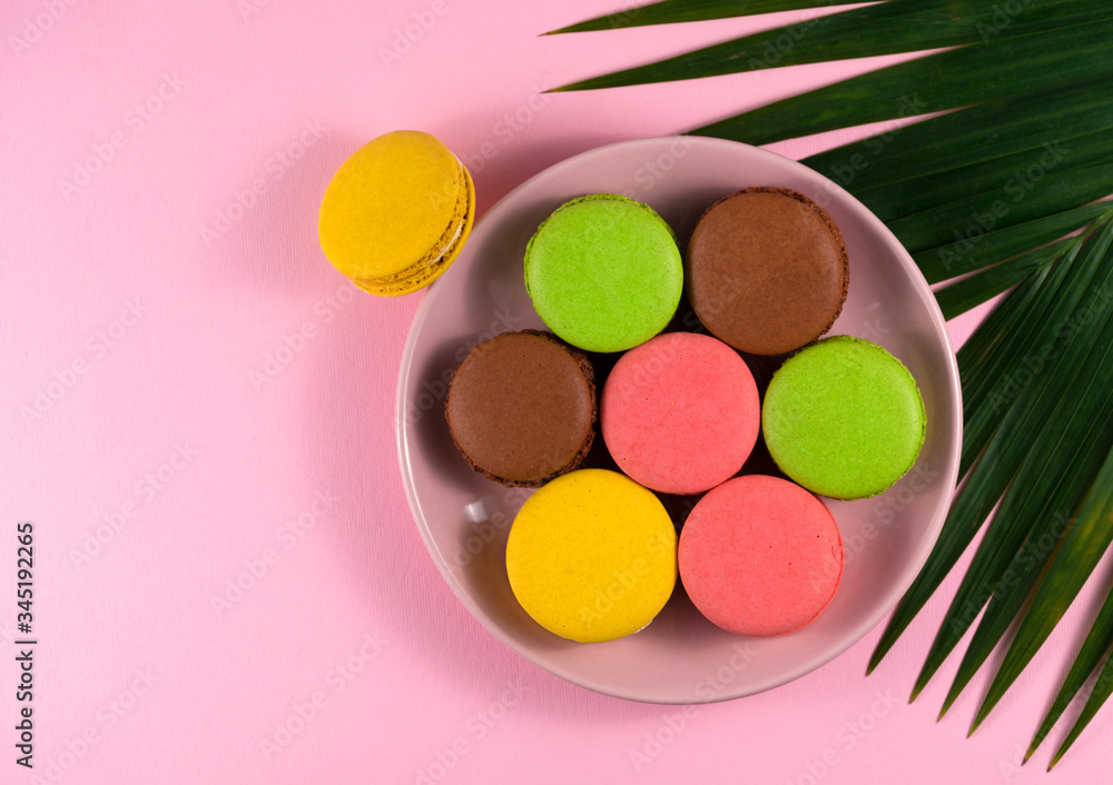 Naklejka premium .macaroons in a plate on a pink background