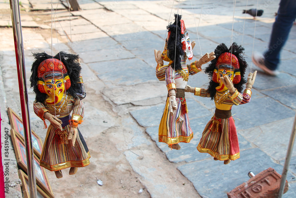 Obraz premium Traditional nepalese God Ganesha puppets hangs on strings by souvenir shop on the street of Kathmandu city, Nepal.