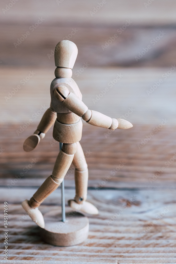 Mannequin en bois pour apprendre à dessiner le corps humain dans une position de mouvement Mannequin en bois pour apprendre à dessiner le corps humain dans une position de mouvement