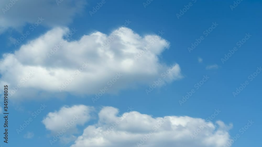 Klarer blauer Himmel mit bewegten Wolken. 4K Zeitraffer.
Klarer blauer Himmel mit bewegten Wolken. 4K Zeitraffer.