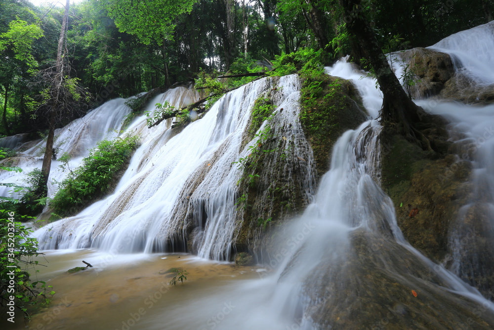Obraz premium Pha Tat Waterfall (Namtok Pha Tat) A large waterfall within the area of Khuean Srinagarindra National Park Kanchanaburi, Thailand.