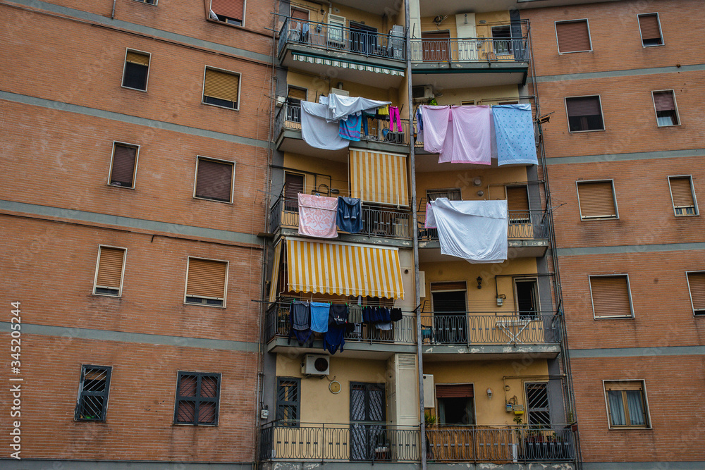 Neapolitan stories, houses and linen