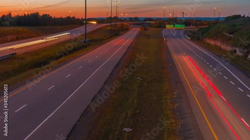 Traffic on 417 highway in Ottawa at night