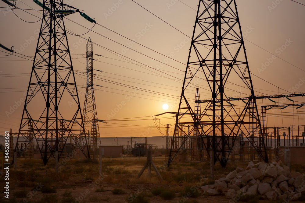 Centrale et pylône électrique dans le désert 