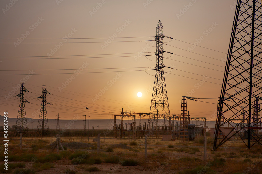 Centrale et pylône électrique dans le désert 