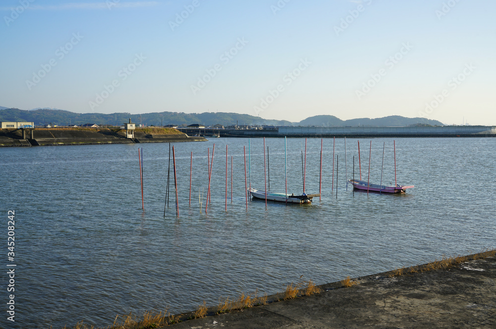 九州の有明海にそそぐ矢部川　矢部川に係留された海苔船の夕景