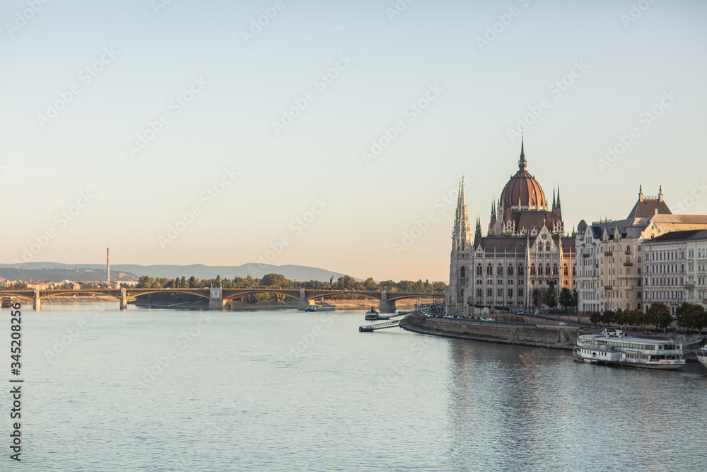 Fototapeta premium Budynek parlamentu węgierskiego w Budapeszcie. Budapeszt o wschodzie słońca z jasnego nieba. Próbka architektury neogotyckiej, atrakcja turystyczna Budapesztu