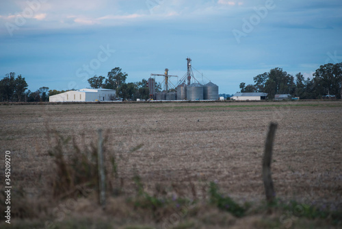 Wallpaper Mural Silos para almacenar cereal. Torontodigital.ca