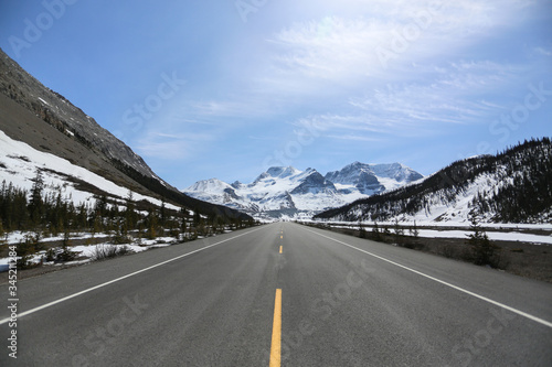Icefields Parkway that connects Banff National Park to Jasper National Park in Canada © MarciaNakagawa