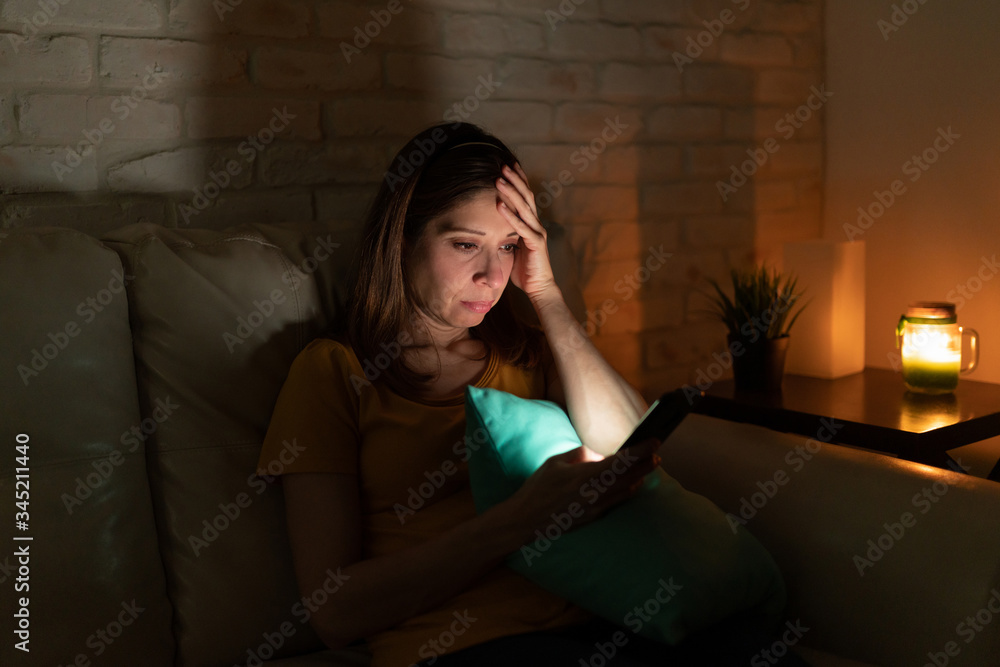 Obraz premium Getting a concerning text message at night
