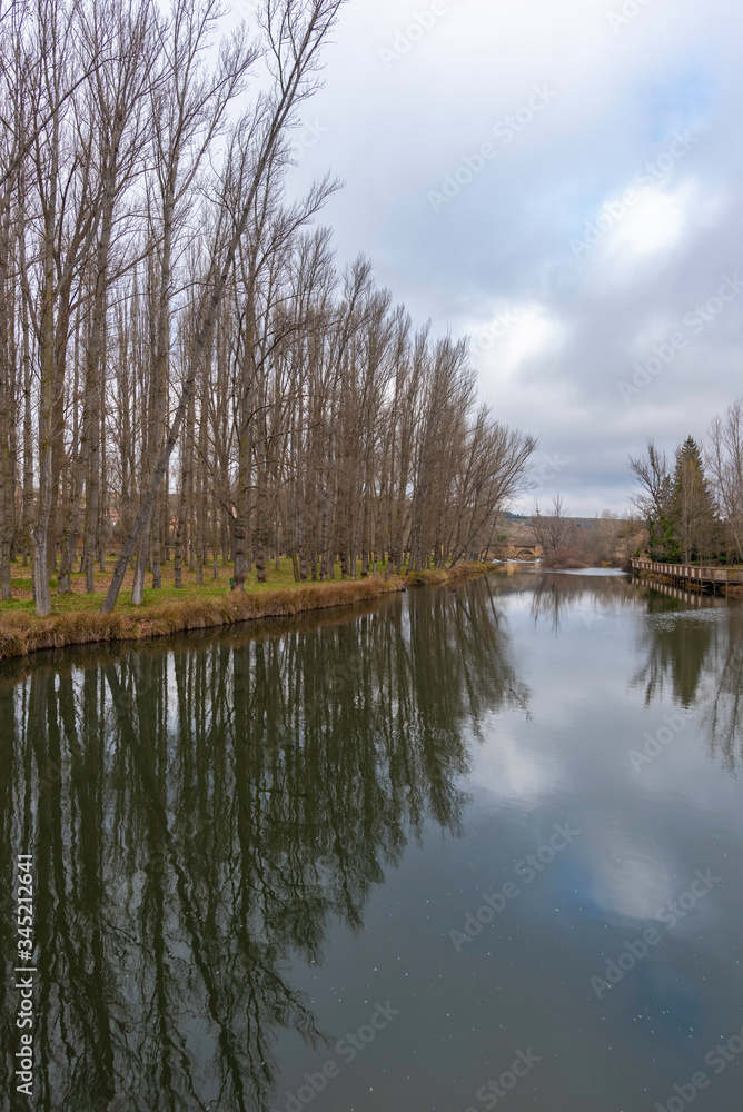 Paseo Machado. Paseo peatonal por el río Duero en Soria, España. Paseo Machado. Paseo peatonal por el río Duero en Soria, España.