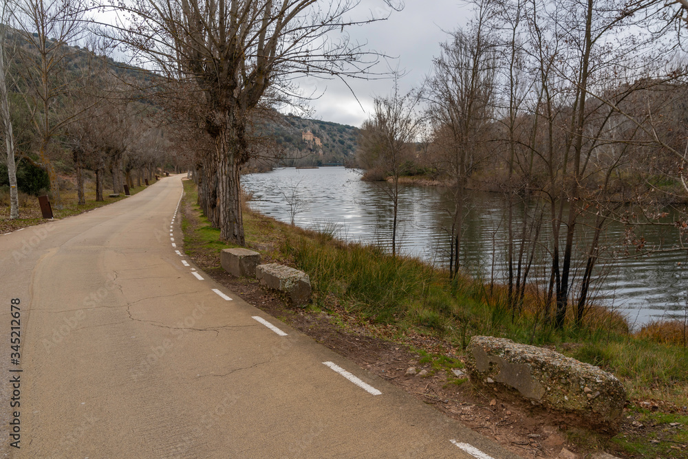 Fototapeta premium Paseo Machado y ermita de San Saturio (Soria, España).