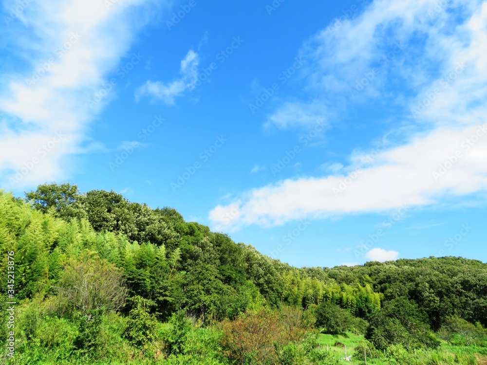 日本の田舎の風景　9月　山と青空
