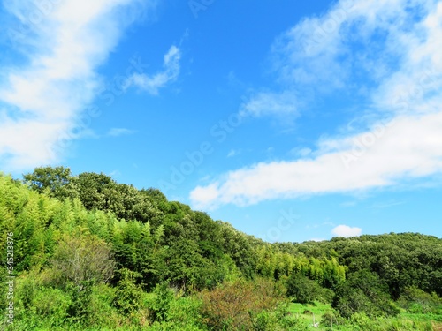 日本の田舎の風景 9月 山と青空