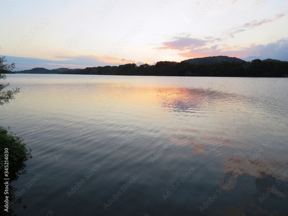 日本の田舎の風景　9月　川辺の夕景　空を映す水鏡