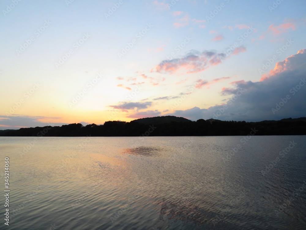 Obraz premium 日本の田舎の風景 9月 川辺の夕景 空を映す水鏡