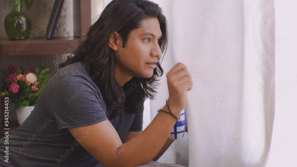 hombre atractivo, mirando por la ventana, joven tomando cafe , chico tomando cortina y abriendola.