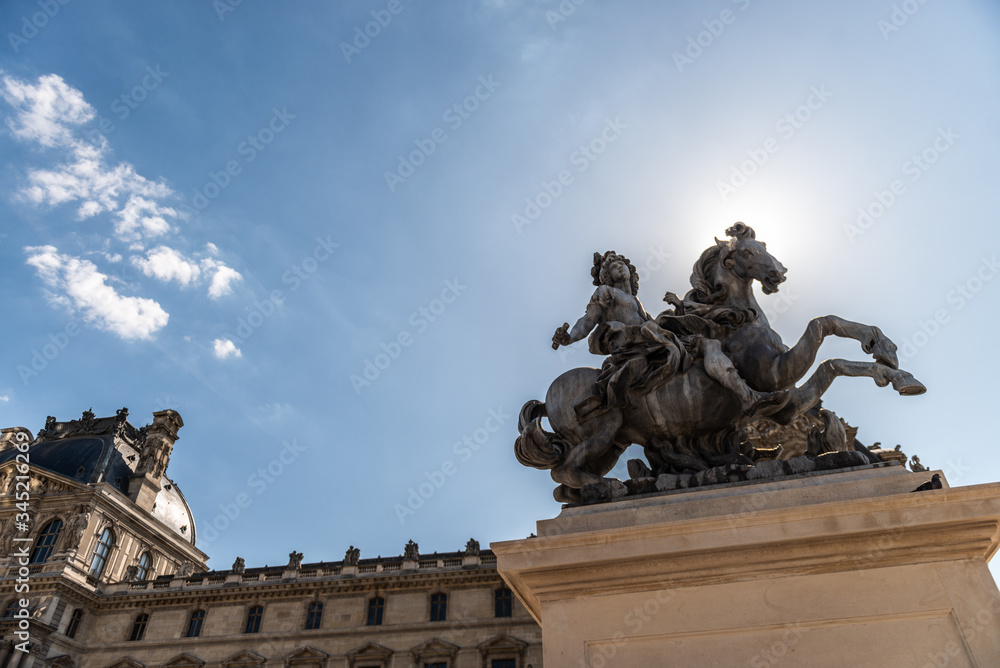 Obraz premium statue of king charles iv in paris