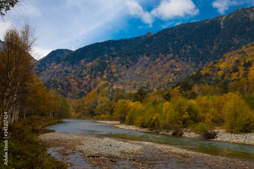 梓川流れる秋の上高地の風景