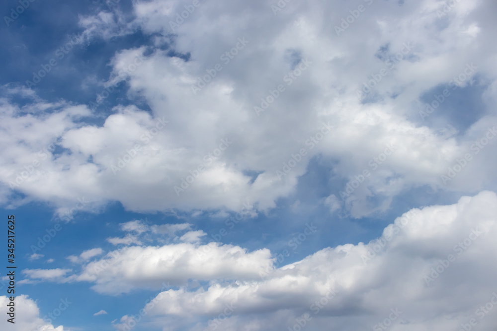 Naklejka premium Bright blue sky and fluffy white clouds, wallpaper