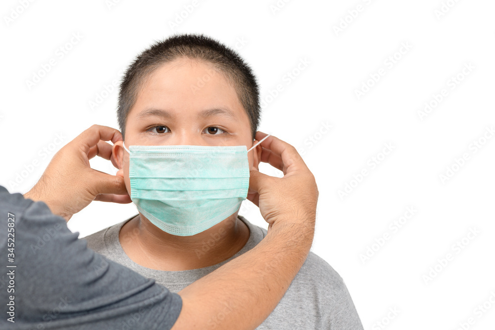 father teach his son to wear a mask correctly and could prevent covid 19 infection