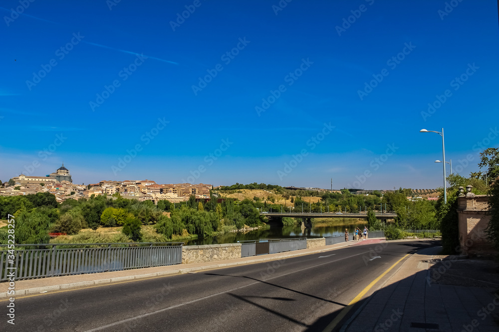 Naklejka premium madrid europa toledo roma milan italia viajes turismo colores rio tajo lisboa portugal españa atardecer urbano castillo medieval renacimiento arte antiguo reina quijote iglesia paisaje cielo azul 