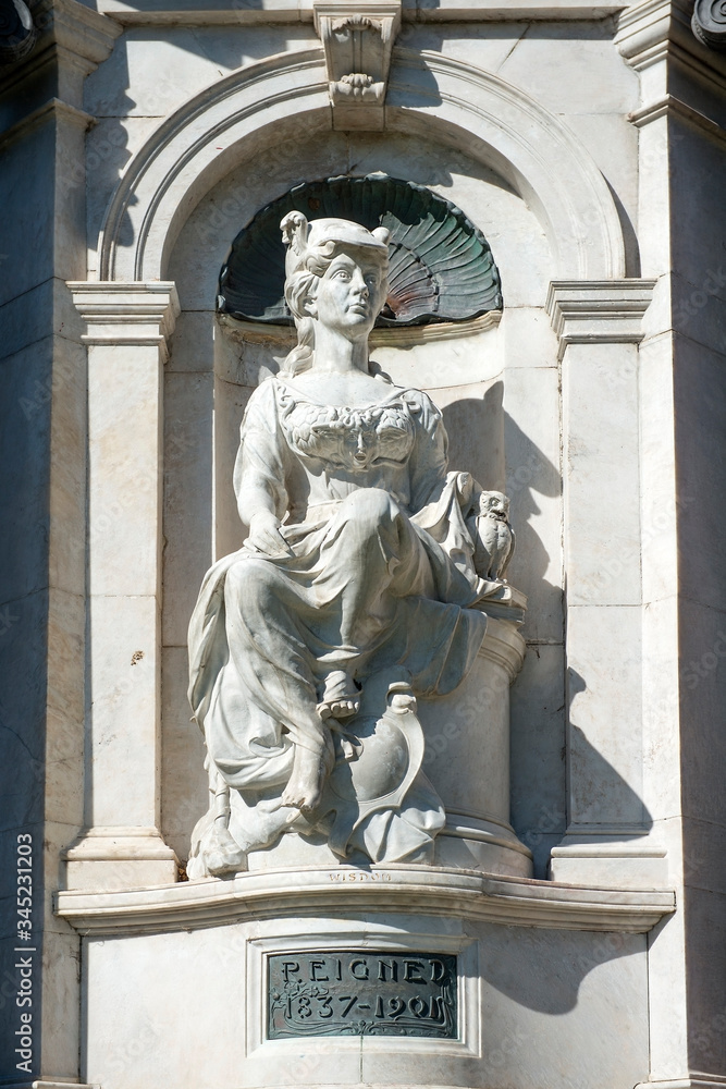 Obraz premium Queen Victoria statue at The Queen Victoria Gardens in Melbourne, Australia