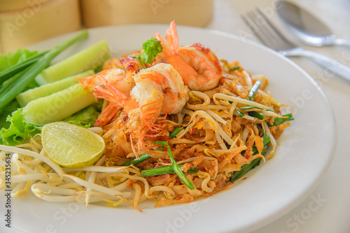 Fried noodle Thai style with prawns or padthai