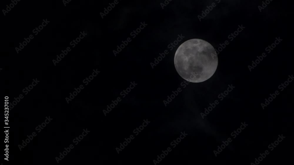 Vista de la luna entre las nubes Vista de la luna entre las nubes